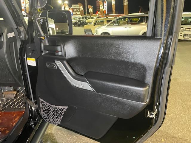 ジープ・ラングラーアンリミテッド サハラ　リフトアップ　Ｓｍｉｔｔｙｂｉｌｔ　ＸＲＣフロントバンパー・リアバンパー・ルーフラック　ＮＩＴＴＯタイヤ　ＦＵＥＬ２０インチアルミ　サイドオーニング　ナビ　ＥＴＣ　デジタルインナーミラー型ドラレコ（26枚目）