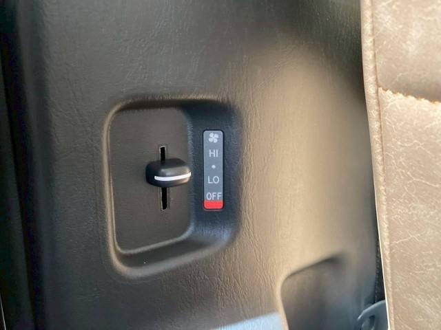 ハイエースワゴン グランドキャビン 18AW 415コブラ バッドラッカー IV ヨコハマ パラダ ギブソン フロントリップスポイラー ESSEX リーガルフェンダー フォグランプ BratオリジナルUSBソケット シートカバー(6枚目)