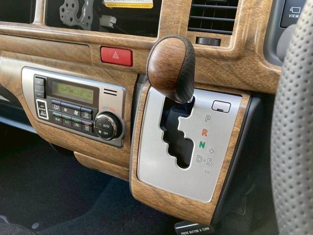 ハイエースワゴン グランドキャビン 18AW 415コブラ バッドラッカー IV ヨコハマ パラダ ギブソン フロントリップスポイラー ESSEX リーガルフェンダー フォグランプ BratオリジナルUSBソケット シートカバー(9枚目)