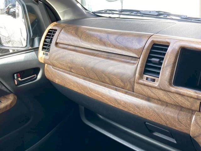 ハイエースワゴン グランドキャビン 18AW 415コブラ バッドラッカー IV ヨコハマ パラダ ギブソン フロントリップスポイラー ESSEX リーガルフェンダー フォグランプ BratオリジナルUSBソケット シートカバー(13枚目)