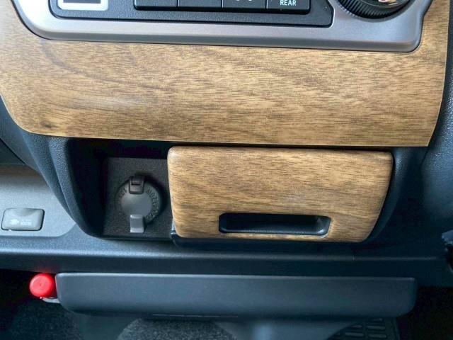 ハイエースワゴン グランドキャビン 18AW 415コブラ バッドラッカー IV ヨコハマ パラダ ギブソン フロントリップスポイラー ESSEX リーガルフェンダー フォグランプ BratオリジナルUSBソケット シートカバー(14枚目)