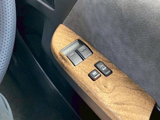 ハイエースワゴン グランドキャビン 18AW 415コブラ バッドラッカー IV ヨコハマ パラダ ギブソン フロントリップスポイラー ESSEX リーガルフェンダー フォグランプ BratオリジナルUSBソケット シートカバー(17枚目)