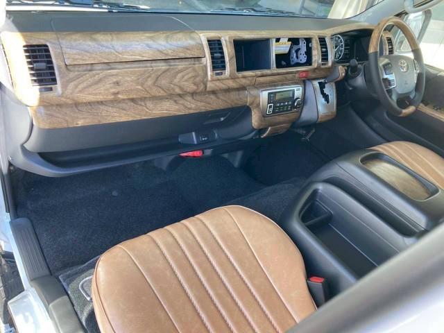 ハイエースワゴン グランドキャビン 18AW 415コブラ バッドラッカー IV ヨコハマ パラダ ギブソン フロントリップスポイラー ESSEX リーガルフェンダー フォグランプ BratオリジナルUSBソケット シートカバー(18枚目)