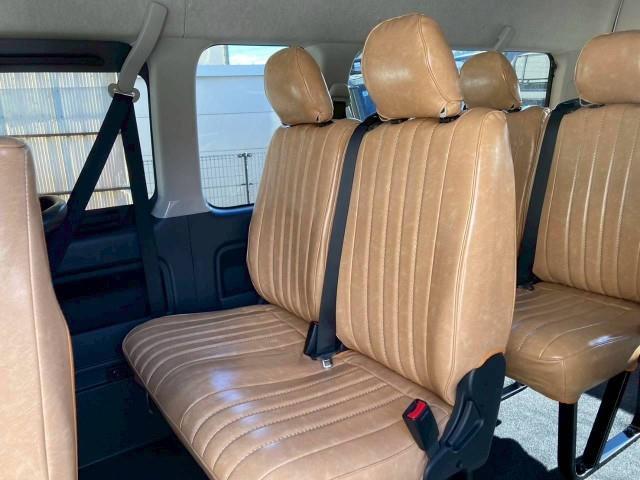 ハイエースワゴン グランドキャビン 18AW 415コブラ バッドラッカー IV ヨコハマ パラダ ギブソン フロントリップスポイラー ESSEX リーガルフェンダー フォグランプ BratオリジナルUSBソケット シートカバー(22枚目)