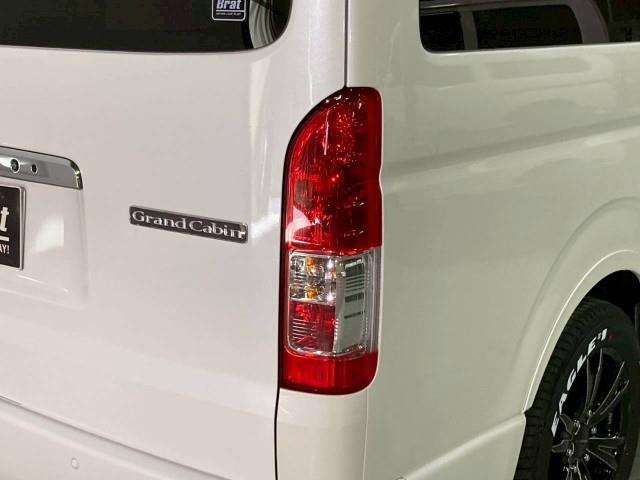 ハイエースワゴン グランドキャビン 18AW 415コブラ バッドラッカー IV ヨコハマ パラダ ギブソン フロントリップスポイラー ESSEX リーガルフェンダー フォグランプ BratオリジナルUSBソケット シートカバー(38枚目)