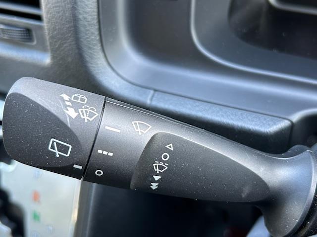 ハイエースバン ＳロングＤＸ　ＧＬパッケージ　衝突軽減ブレーキ　モデリスタフロントスポイラー　ＬＥＤヘッドライト　オートマチックハイビーム　デジタルインナーミラー　ＡＣ１００Ｖ電源　横滑り防止装置　キーレスキー（9枚目）