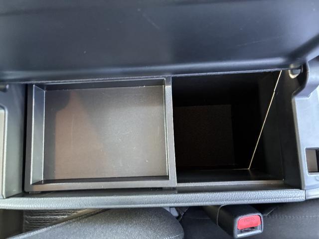 プリウス S 4WD オートエアコン 横滑り防止装置 スマートキー ETC クリアランスソナー オートマチックハイビーム バックカメラ TV(9枚目)