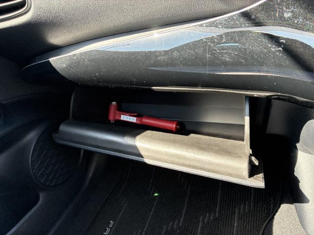 プリウス S 4WD オートエアコン 横滑り防止装置 スマートキー ETC クリアランスソナー オートマチックハイビーム バックカメラ TV(16枚目)