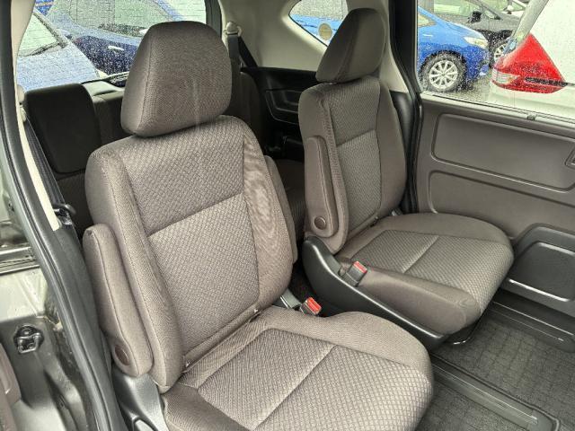 フリード G・ホンダセンシング アルミホイール スマートキー 衝突被害軽減システム 両側電動スライドドア LED クリアランスソナー シートヒーター SDナビ フルセグ バックカメラ(13枚目)