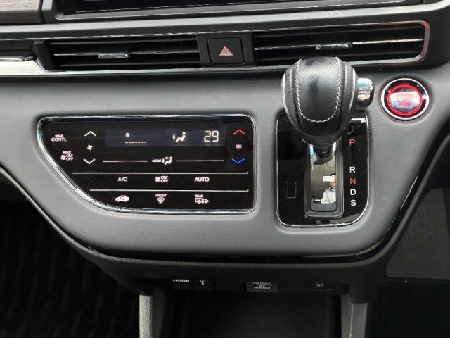 オデッセイ アブソルート　４ＷＤ　アルミホイール　スマートキー　衝突被害軽減システム　ＥＴＣ　両側電動スライドドア　レーンアシスト　ＬＥＤ　パワーシート　全周囲カメラ（9枚目）