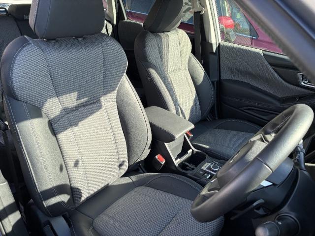 フォレスター ツーリング　４ＷＤ　オートエアコン　ＥＴＣ　横滑り防止装置　アルミホイール　スマートキー　衝突被害軽減システム　シートヒーター　ヘッドライトウォッシャー（4枚目）