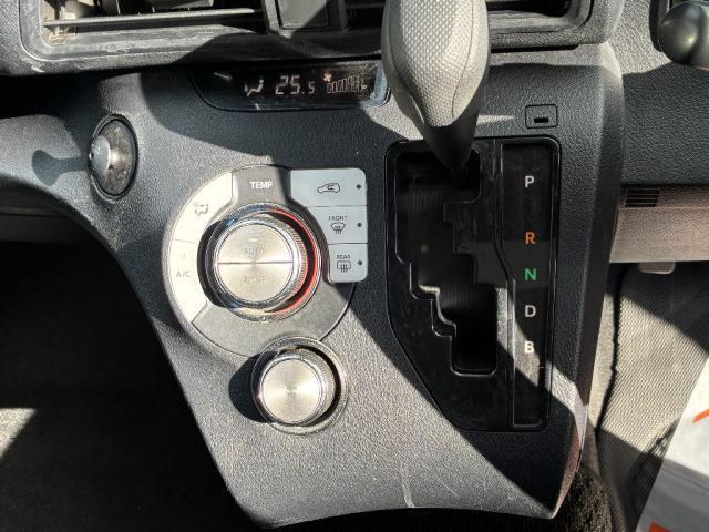 シエンタ ハイブリッドX オートエアコン アルミホイール スマートキー 衝突被害軽減システム ETC 片側電動スライドドア ナビ バックカメラ TV(8枚目)