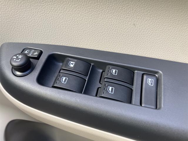 パワーウィンドウのスイッチですよ。運転席に居ながら窓を開け閉めのコントロールできますよ。