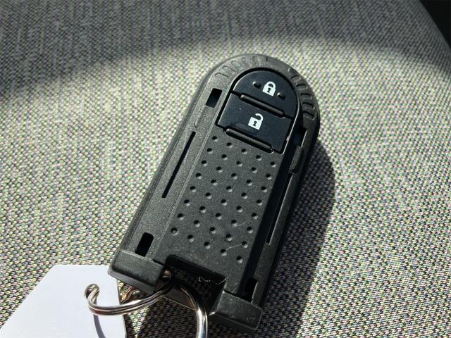 スマートエントリーキーシステムです。鍵を持っていればドアロック、解除、エンジン始動も楽チンです。イチイチ鍵を出す手間も無くなりますよ。悪天候時にも重宝しますね。