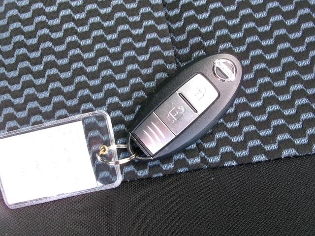 ノート Ｘ　ＦＯＵＲ　４ＷＤ　衝突安全ボディ　寒冷地仕様　スマートキー　運転席エアバッグ　助手席エアバッグ　ＡＢＳ　パワーステアリング　修復歴無し（14枚目）
