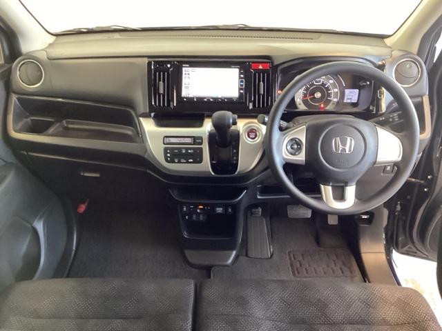 車内は光触媒抗菌消臭施工済です。インパネ周りはスタイリッシュなデザインで機能や装備も充実しています。グローブボックスやカップホルダーのほかにトレーなどたくさんの収納スペースが付いています。