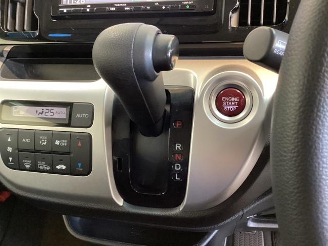 ＣＶＴ車のセレクトレバーです。低速から高速まで、変速ショックのないスムーズな走りを実現するとともに、エンジン効率のよい領域を維持することで燃費にも貢献します。