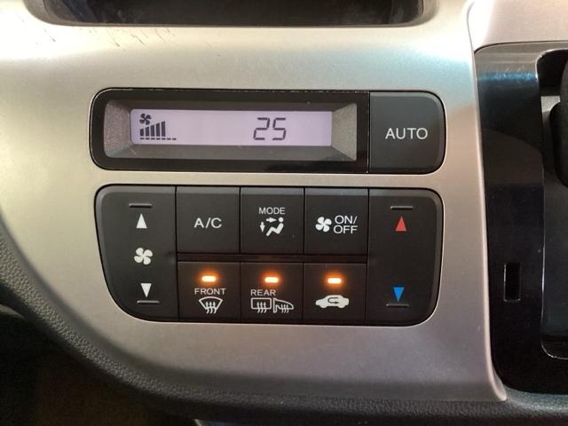 セレクトレバーの左側にオートエアコンがついてますので、簡単操作で快適に過ごせます。リア熱線のスイッチの中に、雪道に対応したサイドミラーヒーターも入っています。
