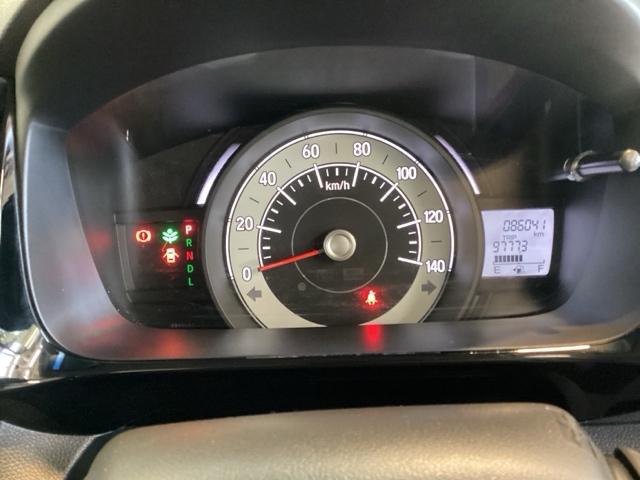 スピードメーターを大きく配した見やすいメーター部になっています。右側のインフォメーション画面でオドメーターや燃費などの情報を確認できます。