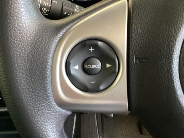 ステアリングスイッチがついていますので、オーディオのチャンネル変更、ボリューム、ジャンル変更が操作可能です。ハンドルから手を離さず安全に操作できます。