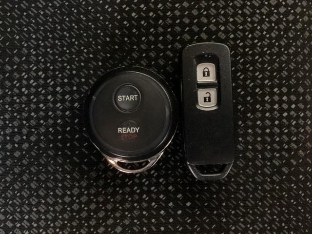 スマートキーを装備しています。鍵を差し込むことなくドアロックの開け閉めと、スタートボタン操作でのエンジンスタートができます。加えて、純正リモコンエンジンスターター用の操作キーもついています。