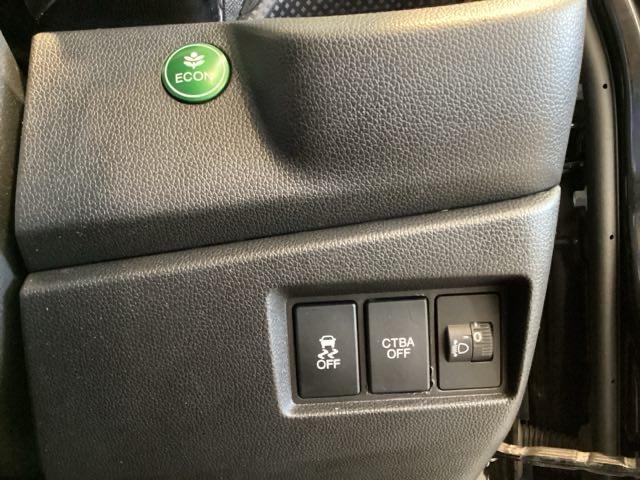 ハンドルの右側にはヘットライトリベライザーと安全装備のＣＴＢＡとＶＳＡの解除スイッチがついています。ヘッドライトリベライザーは道路状況や積荷の加重に応じてライトの高さを調節できます。