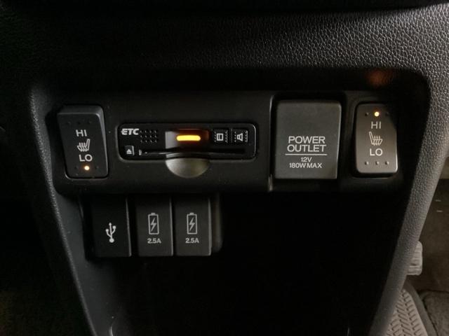 前席の左右別々のシートヒータースイッチが付いてます。間にはアクセサリーソケットとＥＴＣがついており、下にはナビゲーション用の外部入力やスマートフォンなどの充電可能なＵＳＢ端子もついています。