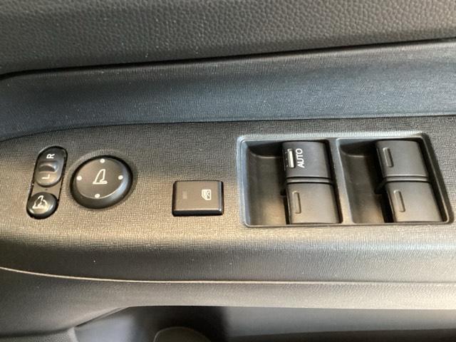電動格納付きパワーミラーの操作スイッチがついています。左右のサイドミラーの角度調節も微調整ができて便利です。パワーウインドウは運転席でドア４枚とも上下の操作ができるようになっています。