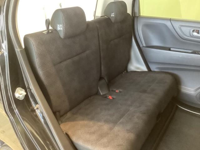 リアシートは前後にスライドが可能で、背もたれの角度調節もついています。お好みの位置でゆったりお乗りいただけます。座面の下には靴や傘などが置けるように大型のトレーがあります。