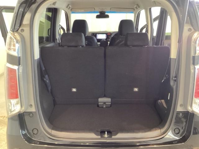 開口部も広く荷物の積み下ろしもしやすいお車となっております。シートを前方にスライドさせれば、さらに荷室を広げられます。また、床下にも収納スペースがあります。