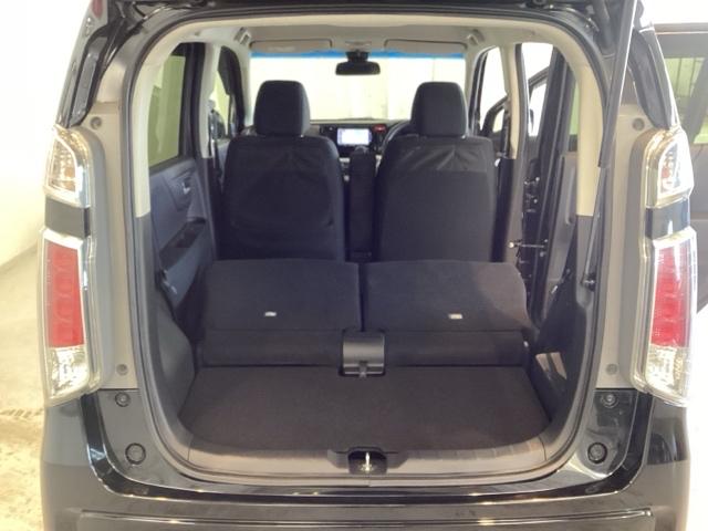 リアシートの背もたれを倒してさらに広々としたトランクスペースになります。段差も少なく荷物の出し入れもしやすくなっています。