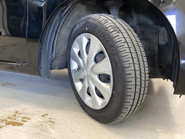 純正スチールホイールには専用ホイールトリム（カバー）を装着しております。足元を引き立てます。