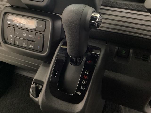 ＣＶＴ車のセレクトレバーです。低速から高速まで、変速ショックのないスムーズな走りを実現するとともに、エンジン効率のよい領域を維持することで燃費にも貢献します。