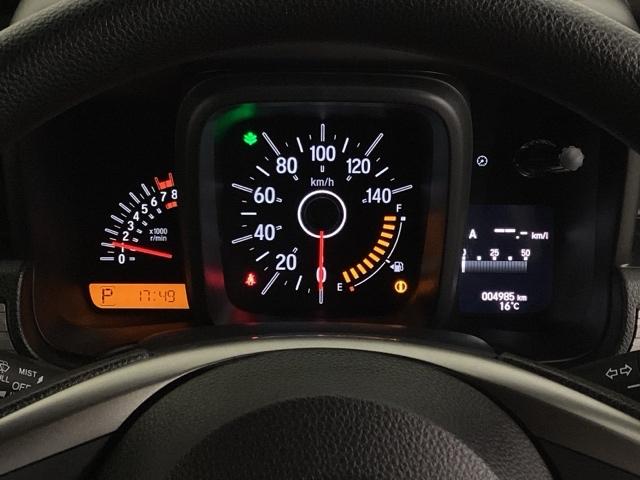 スピードメーターとタコメーターを大きく配した見やすいメーター部になっています。右側のインフォメーション画面でオドメーターや燃費などの情報を確認できます。