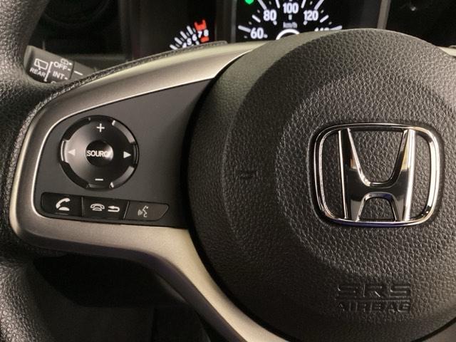 ステアリングスイッチがついていますので、オーディオのチャンネル変更、ボリューム、ジャンル変更が操作可能です。ハンドルから手を離さず安全に操作できます。