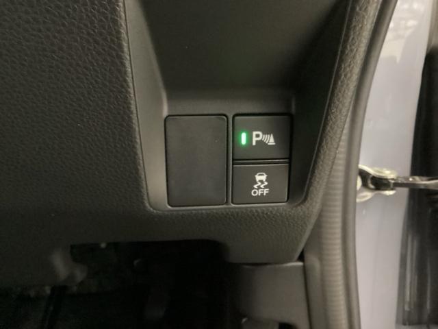 ハンドルの右側にはＶＳＡ（ＡＢＳ＋ＴＣＳ＋横滑り抑制）の解除スイッチがついています。