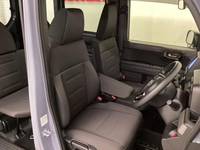 広い足元に肘掛けもついたゆったり座れるシートです。運転席と助手席の間が空いているため、助手席側への移動がスムーズです。交通量の多い道でも、助手席側から乗り降りができます。