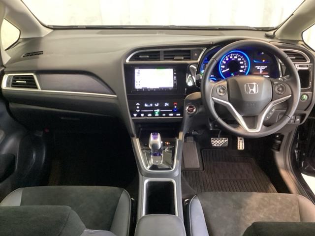 車内は光触媒抗菌消臭施工済です。スタイリッシュなデザインでスポーティなインパネ周りを演出します。グローブボックスやカップホルダーのほかにトレーなどたくさんの収納スペースが付いています。