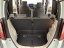 開口部も広く荷物の積み下ろしもしやすいお車となっております。シートの背もたれは5:5の割合で背もたれを可倒でき、前後のシートスライドもできるので荷室をひろげることができます。