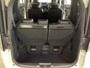トランクの床は底が深く大きな収納スペースがあり、3列目シートはそこに収納できるようになっています。開口部も広く荷物の積み下ろしもしやすいお車となっております。