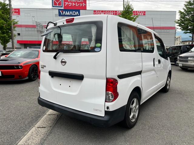 ＮＶ２００バネットバン ＤＸ　リアクーラー　社外インバーター　充電コンセント　寝台キット　社外ナビテレビ　ＥＴＣ　バックカメラ（4枚目）