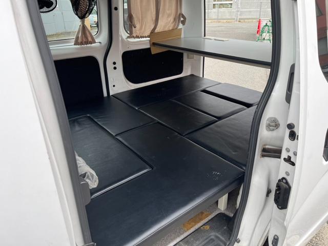 ＮＶ２００バネットバン ＤＸ　リアクーラー　社外インバーター　充電コンセント　寝台キット　社外ナビテレビ　ＥＴＣ　バックカメラ（13枚目）