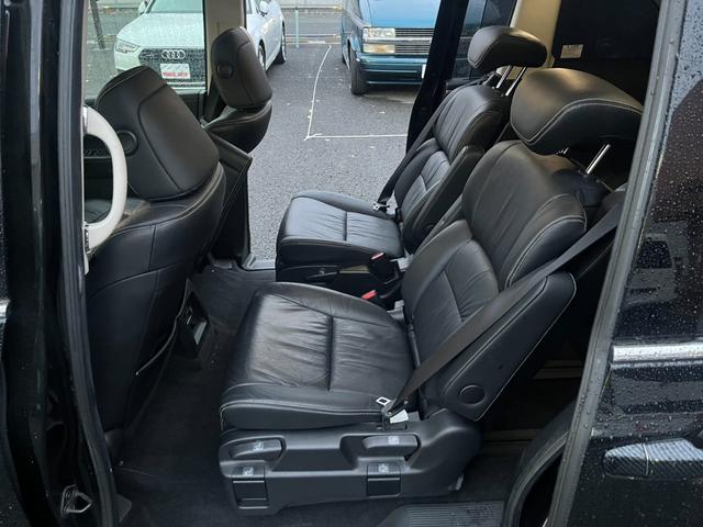 オデッセイハイブリッド ハイブリッドアブソルート・ホンダセンシングＥＸパック　本革シート　３６０°カメラ　駐車アシスト　両側自動スライドドア　車線逸脱防止　盗難防止　キーレス　サイドエアバッグ　エコモード　ＤＶＤ再生可　ＶＳＡ　Ｂｌｕｅｔｏｏｔｈオーディオ　スマキー　３列シート（30枚目）