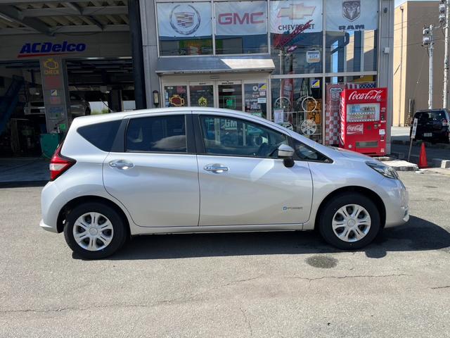 ノート ｅ－パワー　Ｂ　ＦＯＵＲ　インテリジェントエマージェンシーブレーキ　インテリジェントキー　アイドリングストップ　メモリーナビ　レーンキープアシスト　ＥＴＣ車載器　オートエアコン　バックカメラ　オートライト　コーナーセンサー（7枚目）