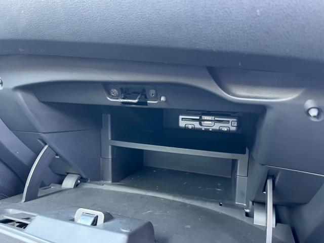 ノート ｅ－パワー　Ｂ　ＦＯＵＲ　インテリジェントエマージェンシーブレーキ　インテリジェントキー　アイドリングストップ　メモリーナビ　レーンキープアシスト　ＥＴＣ車載器　オートエアコン　バックカメラ　オートライト　コーナーセンサー（10枚目）