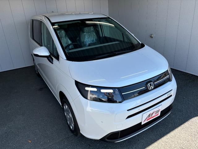 フリード ｅ：ＨＥＶエアー　登録済未使用車　４ＷＤ　純正ディスプレイオーディオ　バックモニター　両側電動スライドドア　オートライト　ＬＥＤライト　フロントデアイサー　ＵＳＢ　ＨＤＭＩ　クリアランスソナー　シートヒーター（4枚目）