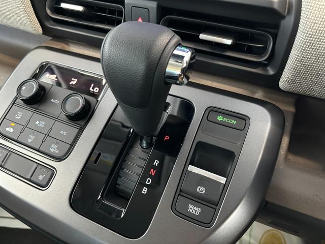 フリード ｅ：ＨＥＶエアー　登録済未使用車　４ＷＤ　純正ディスプレイオーディオ　バックモニター　両側電動スライドドア　オートライト　ＬＥＤライト　フロントデアイサー　ＵＳＢ　ＨＤＭＩ　クリアランスソナー　シートヒーター（12枚目）