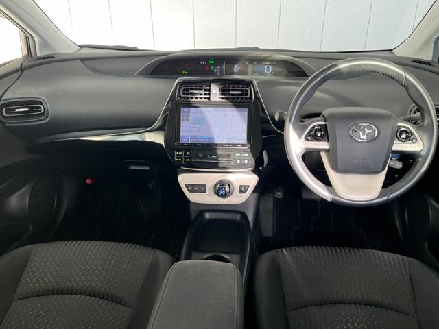 プリウス Ｓセーフティプラス　４ＷＤ　前後ドラレコ　ＥＴＣ　パーキングアシスト　クルコン　オートライト　オートハイビーム　ＬＥＤライト　ＨＵＤ　クリアランスソナー　バックモニター　Ｂｌｕｅｔｏｏｔｈ接続　フルセグＴＶ（41枚目）