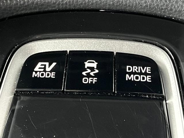 カローラクロス ハイブリッド　Ｚ　４ＷＤ　前方ドラレコ　純正ディスプレイオーディオプラス　全周囲モニター　Ｂｌｕｅｔｏｏｔｈ　フルセグＴＶ　パワーバックドア　オートライト　ＬＥＤライト　置くだけ充電　サンルーフ　後席ＵＳＢ充電（25枚目）