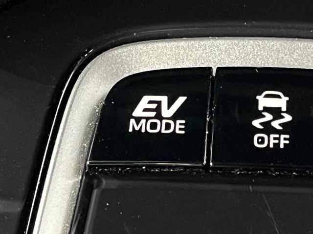 カローラクロス ハイブリッド　Ｚ　４ＷＤ　前方ドラレコ　純正ディスプレイオーディオプラス　全周囲モニター　Ｂｌｕｅｔｏｏｔｈ　フルセグＴＶ　パワーバックドア　オートライト　ＬＥＤライト　置くだけ充電　サンルーフ　後席ＵＳＢ充電（26枚目）